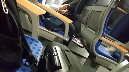 Дівчина з порно секс фільми татуюваннями обожнює гладити член