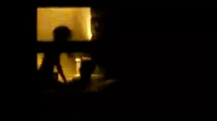 Хлопець розтягує тугу дірочку сусідки своїм членом і порнофільми для взрослих кінчає