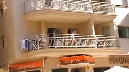 Красива блондинка трахкає в русское порно фільми парку з жорстким сквіртом