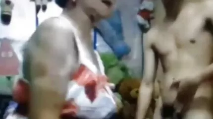 Вона вставляє довгий член порно художні фільми в кицьку білої навшпиньки